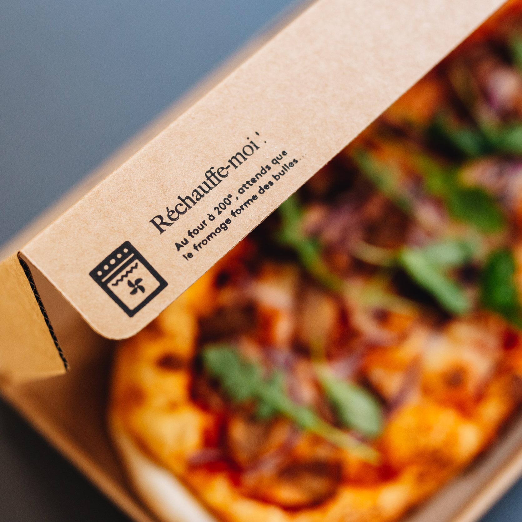 Akapico - Présentation d'une pizza dans sa boite à emporter